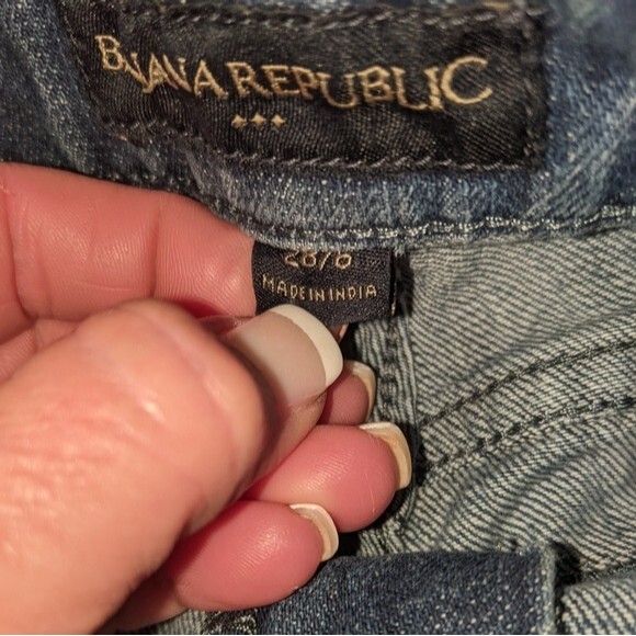 Banana Republic rolled mid-rise jean shorts - slightly distressed - 28/6 - Picture 3 of 5